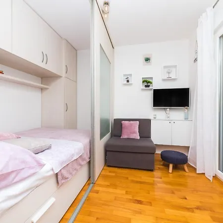 Spacious With Balcony, Close To The Znjan דירה *