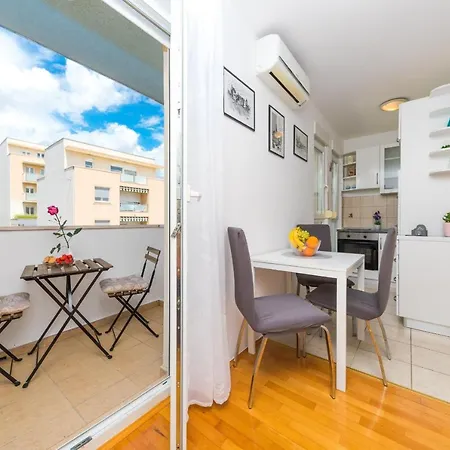 Spacious With Balcony, Close To The Znjan 스플리트
