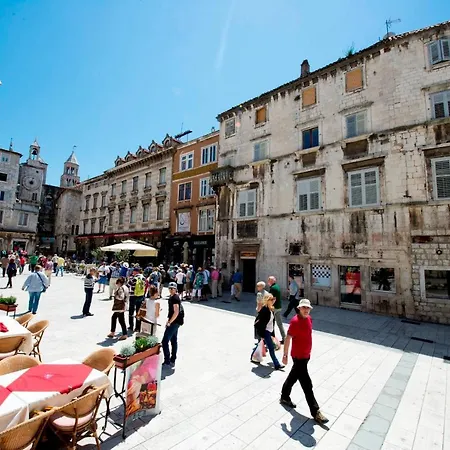 Spacious With Balcony, Close To The Znjan Apartamento