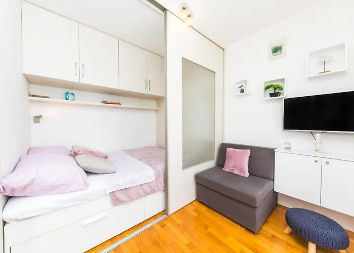 Spacious With Balcony, Close To The Znjan