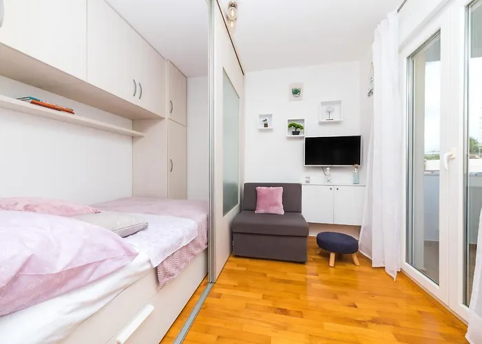 Spacious With Balcony, Close To The Znjan Apartamento *