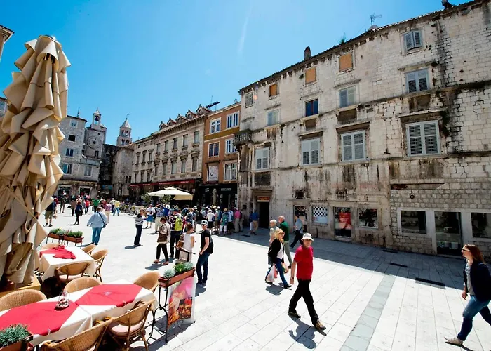 Spacious With Balcony, Close To The Znjan Apartamento