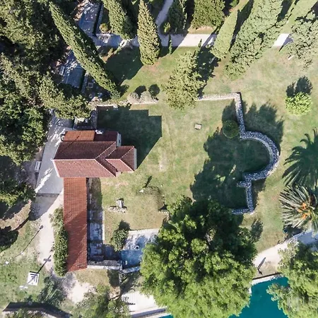 Spacious With Balcony, Close To The Znjan شقة *