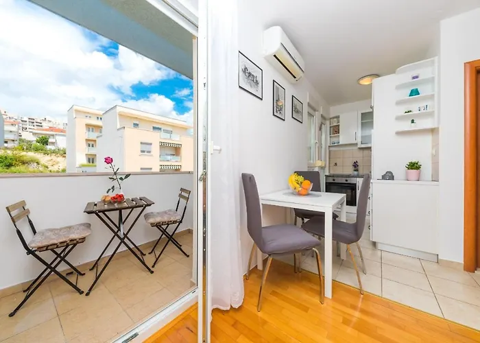 Spacious With Balcony, Close To The Znjan Σπλιτ